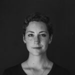 Žena u tamnoj pozadini